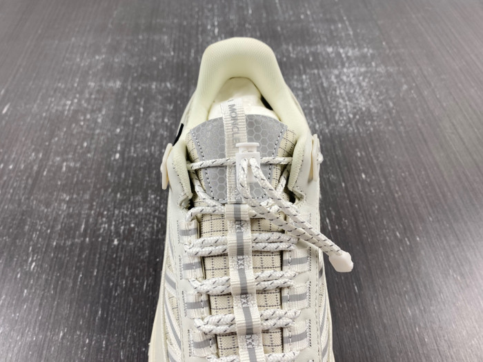 Moncler Trailgrip Gore-Tex Off-White